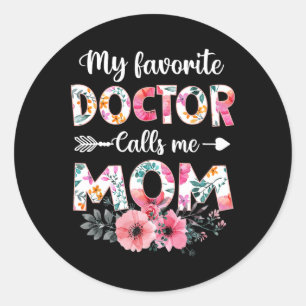 Mijn favoriete dokter noemt me mama Shirt dokter m Ronde Sticker
