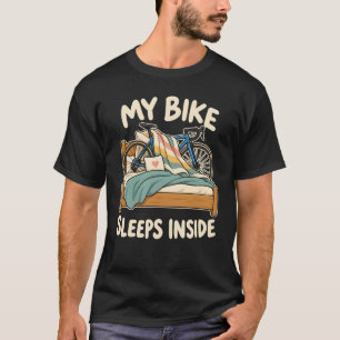 Mijn fiets slaapt binnen weggeklapte racefiets t-shirt