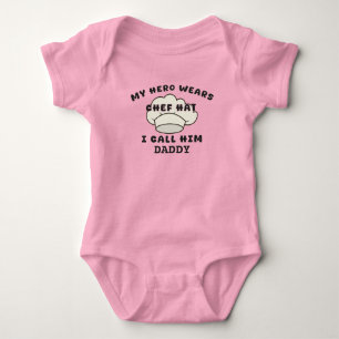 Mijn held draagt een kookmuts, ik noem hem papa Gr Romper