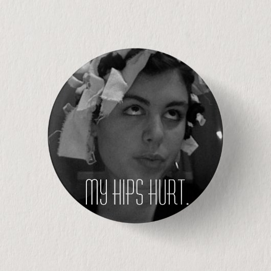 MIJN HIPS HURT RONDE BUTTON 3,2 CM (Voorkant)