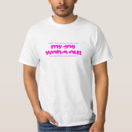 Mijn hond werkt uit roze t-shirt