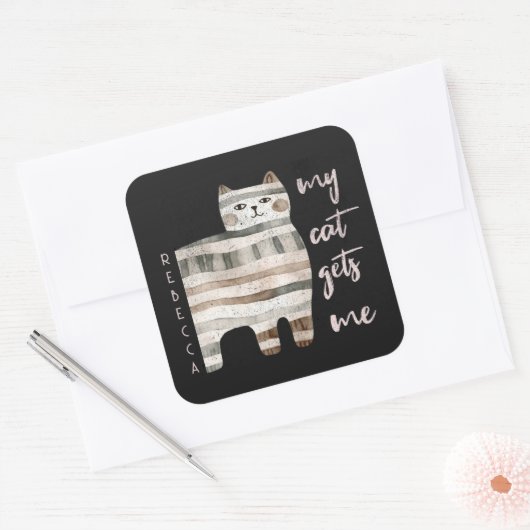 Mijn kat krijgt me grappige kat vierkante sticker (Envelop)