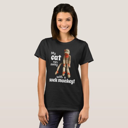 Mijn kat ligt weg met een sokaap. Funny T Shirt (Voorkant volledig)