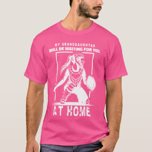 Mijn kleindochter zal thuis op je wachten t-shirt