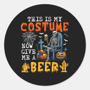 Mijn kostuum nu geef me een bier Halloween skelet Ronde Sticker