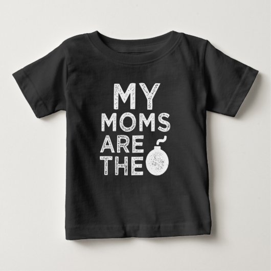 Mijn moeders zijn het bomgrappige baby shirt (Voorkant)