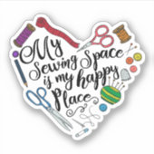 Mijn naaiplaats is mijn Happy Place Sticker (Voorkant)