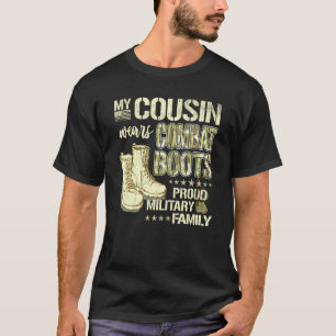 Mijn neef draagt gevechtlaarzen met hondenpenninge t-shirt