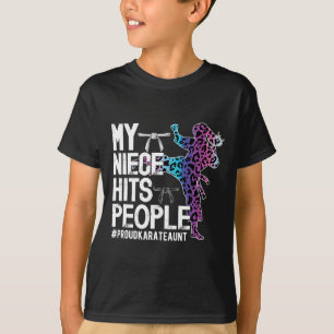 Mijn nichtje slaat mensen trotse karate tante kara t-shirt