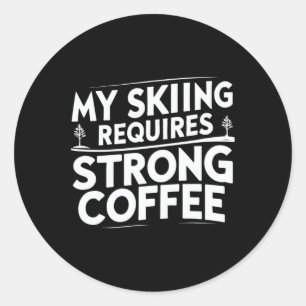 Mijn skiën vereist sterke koffie Grappige ski cita Ronde Sticker