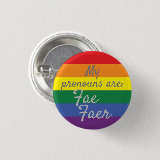 Mijn voornaamwoorden zijn: Fae Faer - Regenboogvla Ronde Button 3,2 Cm