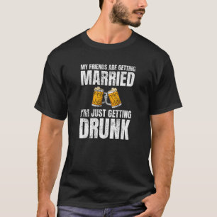 Mijn vrienden worden een Drink huwelijk. T-shirt