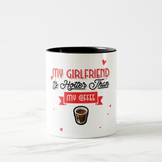 Mijn vriendin is heeter dan mijn koffie tweekleurige koffiemok (Center)