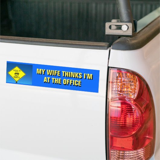 Mijn vrouw denkt dat ik werk? bumpersticker (Op Truck)