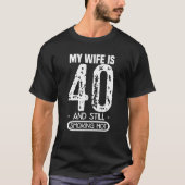 Mijn vrouw is 40 en blijft warm roken t-shirt (Voorkant)