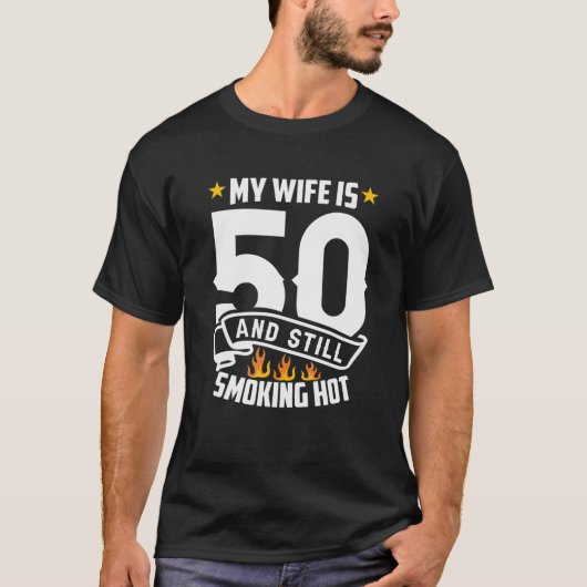 Mijn vrouw is 50 en rokt nog steeds hete grappige  t-shirt (Voorkant)