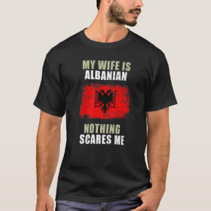 Mijn vrouw is Albanees... niets wat me schaadt T-shirt