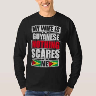 Mijn vrouw is Guyanese... niets wat me bang maakt  T-shirt