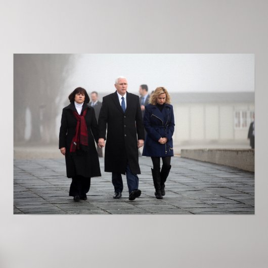 Mike, Karen en Charlotte Pence in Dachau Poster (Voorkant)