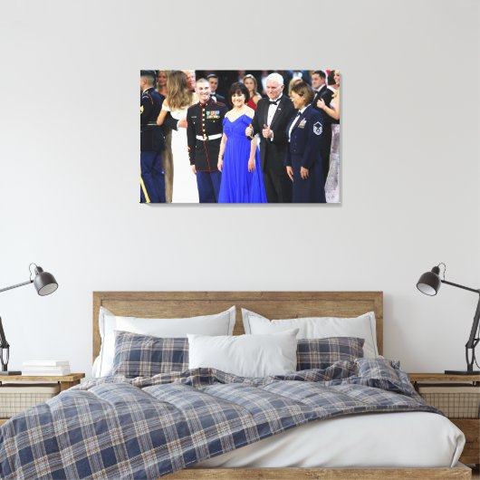 Mike & Karen Pence - Trumps dansen op achtergrond Canvas Afdruk (Insitu (Slaapkamer))