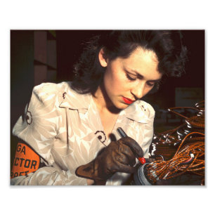 militaire 1940-vrouw in fabriek foto afdruk