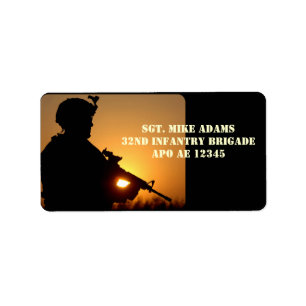Militaire soldaat met riffel op zonsondergang etiket