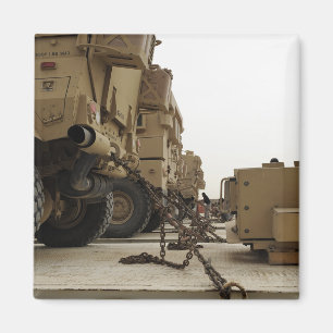 Militaire voertuigen zijn vergrendeld op een vrach magneet