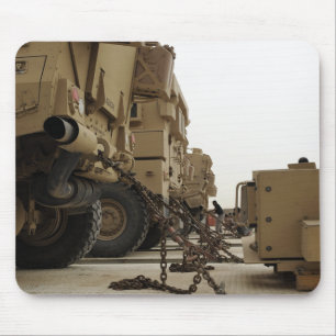 Militaire voertuigen zijn vergrendeld op een vrach muismat