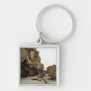 Militaire voertuigen zijn vergrendeld op een vrach sleutelhanger