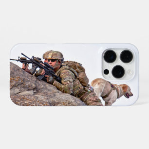 MILITAIRE WERKHOND VS iPhone 16 PRO HOESJE