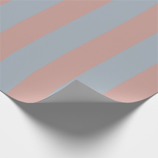 Millennial roze en ijsblauwe kleur blokstrepen cadeaupapier (Hoek)