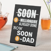 Millionaire-Bitcoin Klaar, nu zal ik papa zijn Reclamebord Met Voetstuk (Insitu)