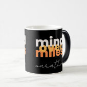 Mind Over Miles Moderne Zwarte Afstand Runner Magische Mok (Voorkant rechts)