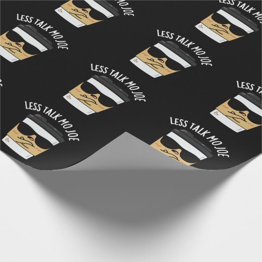 Minder praten Mo Joe Funny Coffee Pun Dark BG Cadeaupapier (Hoek)