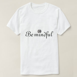 Mindful zen om wit shirt