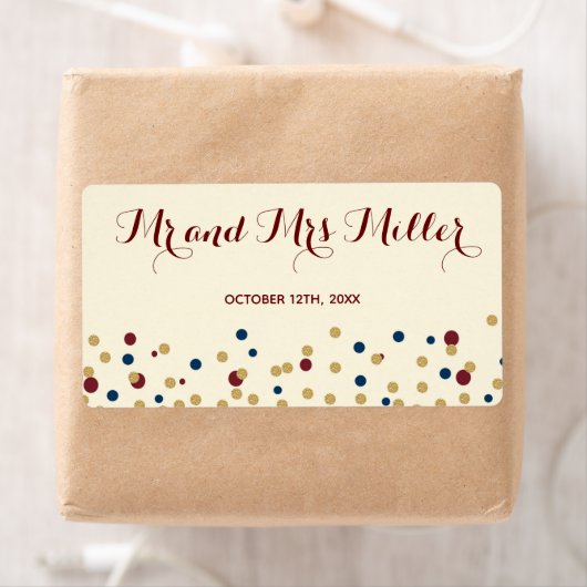 Mini bouteille de vin étiquette confetti mariage (En situation)