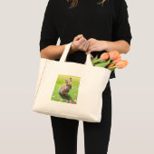 Mini Tote Bag Un mignon lapin dans une prairie fleurie (Devant (produit))