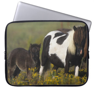 Miniatuur Mare & Foal in de bloemen Laptop Sleeve