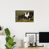 Miniatuur Mare & Foal in de bloemen Poster (Thuiskantoor)