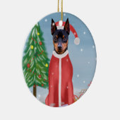 Miniatuur Pinsch Dog in sneeuw met kerstcadeaus Keramisch Ornament (Rechts)
