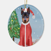 Miniatuur Pinsch Dog in sneeuw met kerstcadeaus Keramisch Ornament (Links)
