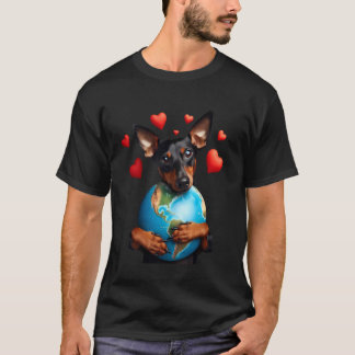 Miniatuur Pinscher-hond omhelst eigenaar op aardda T-shirt
