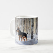 Miniatuur Pinscher Laat Het Sneeuw Kerstmis Koffiemok (Voorkant links)