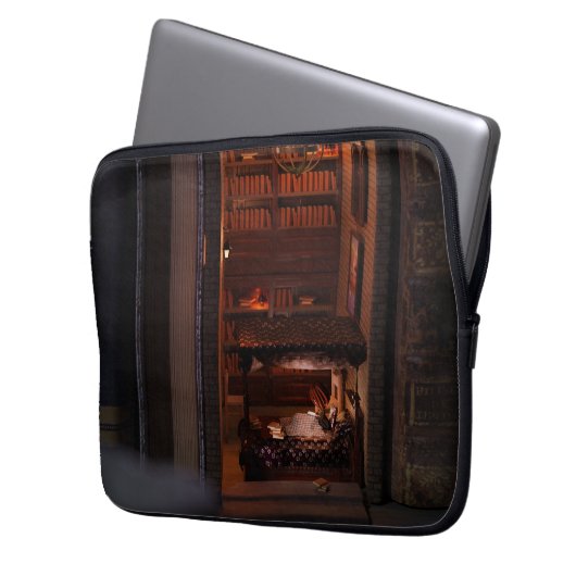 Miniatuurboek nook diorama - lezen in bed laptop sleeve (Voorkant Links)