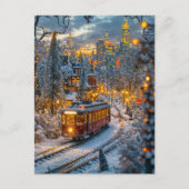 Miniatuurtram in besneeuwde winterstad feestdagenkaart (Voorkant)