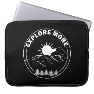 Minimaal dennenbos landschap laptop sleeve