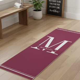 Minimaal donkerbordeauxmonogram en witmonogram yogamat