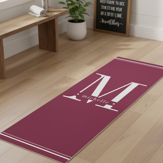 Minimaal donkerbordeauxmonogram en witmonogram yogamat