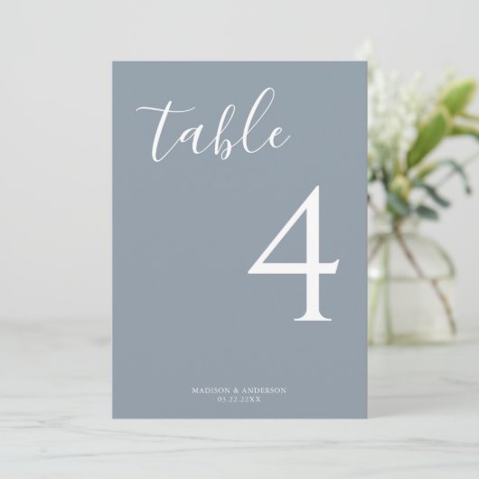 Minimaal Dusty Blue Script Wedding Table Number (Staand voorkant)