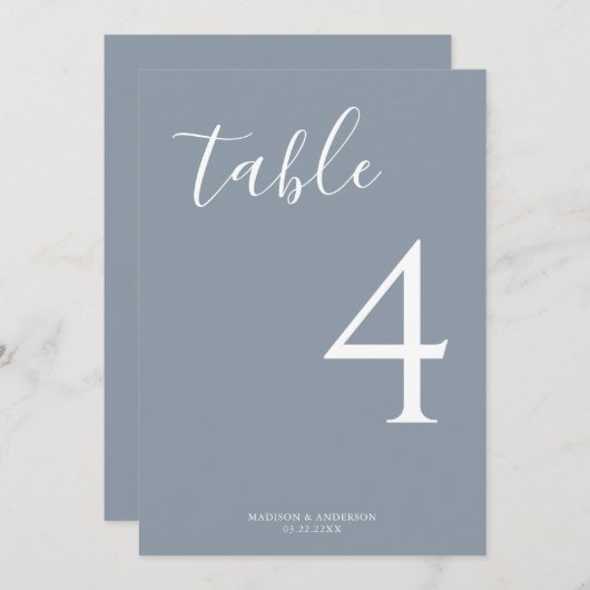 Minimaal Dusty Blue Script Wedding Table Number (Voorkant / Achterkant)